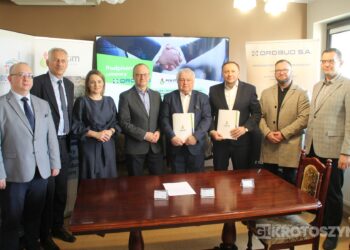 Gmina i powiat łączą siły dla rozwoju. Umowy podpisane, ruszą duże prace drogowe i kanalizacyjne