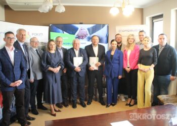 Gmina i powiat łączą siły dla rozwoju. Umowy podpisane, ruszą duże prace drogowe i kanalizacyjne