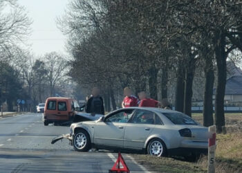 Zderzenie dwóch aut na DK36 w Kobylinie. Na szczęście bez rannych