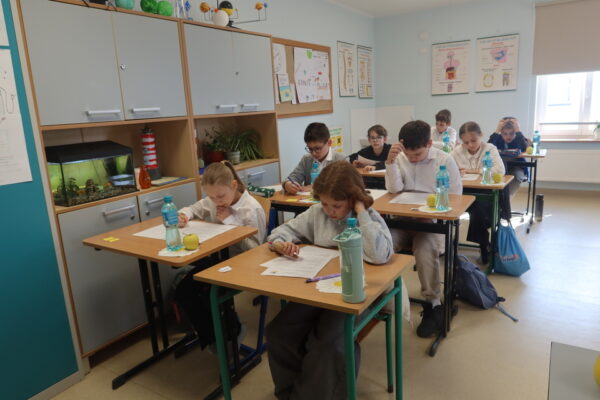 „Rusz Główką” w gminie Krotoszyn. Ponad setka uczniów zmierzyła się z matematyką