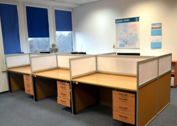 Jak przegrody biurkowe wpływają na organizację pracy i komfort pracowników?