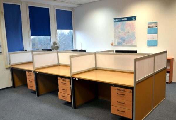 Jak przegrody biurkowe wpływają na organizację pracy i komfort pracowników?