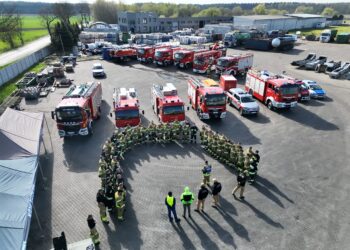 Strażacki sprawdzian w warunkach zagrożenia. Realistyczne ćwiczenia w Kobylinie