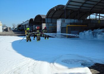 Strażacki sprawdzian w warunkach zagrożenia. Realistyczne ćwiczenia w Kobylinie