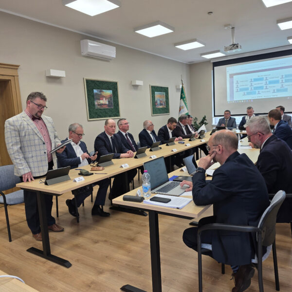 Sesja pełna refleksji i decyzji. Koźmin pamięta o zmarłych, radni pracują nad przyszłością