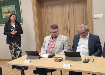 Sesja pełna refleksji i decyzji. Koźmin pamięta o zmarłych, radni pracują nad przyszłością