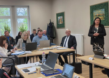 Sesja pełna refleksji i decyzji. Koźmin pamięta o zmarłych, radni pracują nad przyszłością