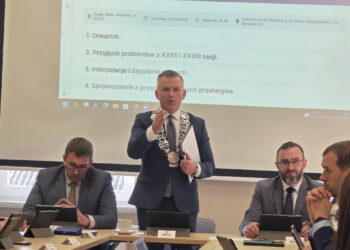 Sesja pełna refleksji i decyzji. Koźmin pamięta o zmarłych, radni pracują nad przyszłością