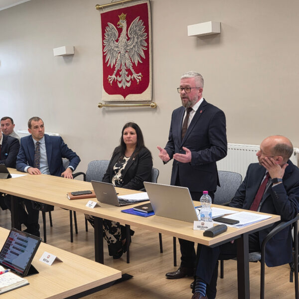 Sesja pełna refleksji i decyzji. Koźmin pamięta o zmarłych, radni pracują nad przyszłością