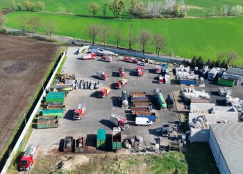 Strażacki sprawdzian w warunkach zagrożenia. Realistyczne ćwiczenia w Kobylinie
