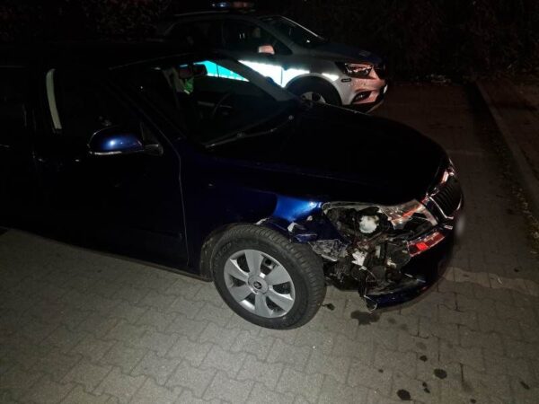 Pijany 18-latek rozbił auto na parkingu przy sklepie