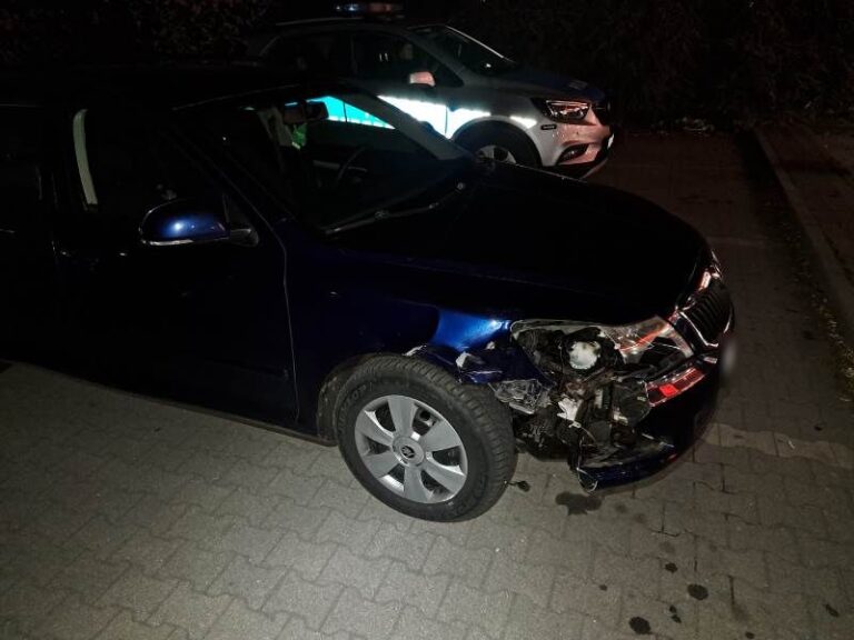 Pijany 18-latek rozbił auto na parkingu przy sklepie