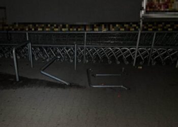 Pijany 18-latek rozbił auto na parkingu przy sklepie