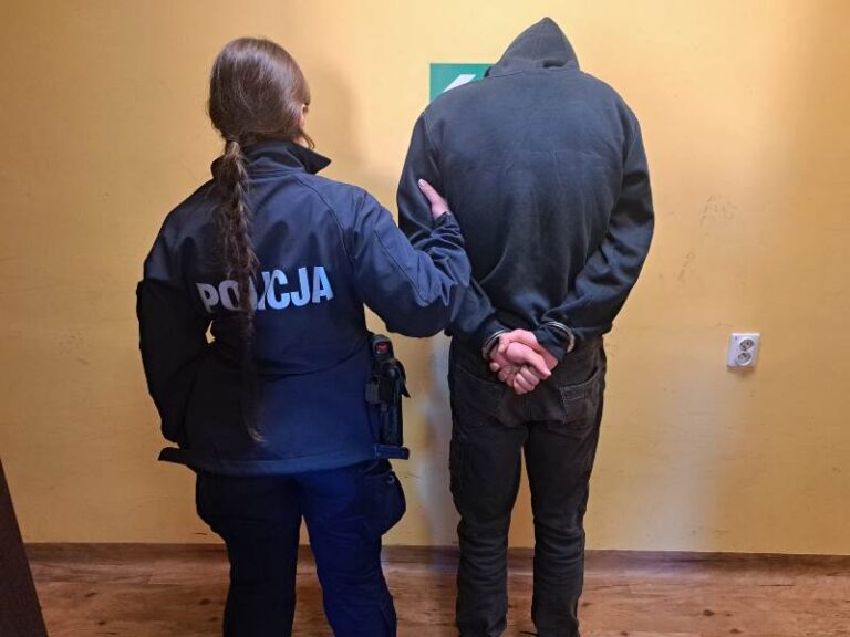 Pijany 18-latek rozbił auto na parkingu przy sklepie