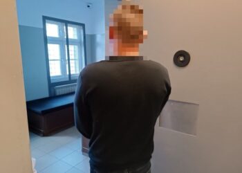 Trzy włamania do aut i kradzież w markecie. 40-latek zatrzymany