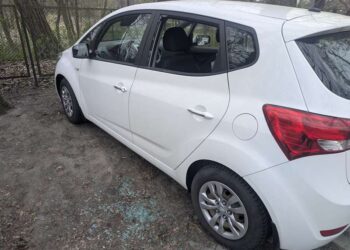 Zniszczył dwa auta przy milickim dworcu. 27-latek usłyszał zarzuty