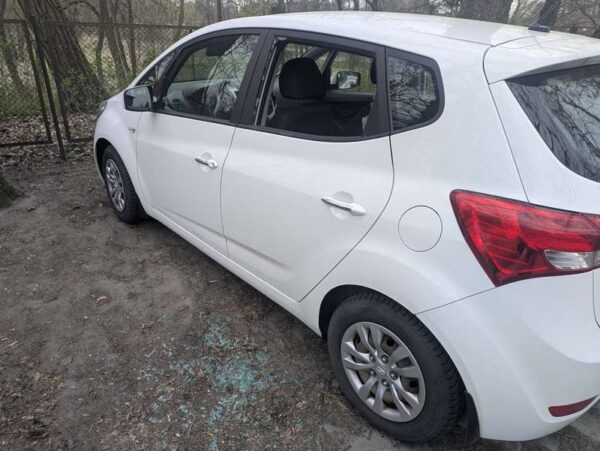 Zniszczył dwa auta przy milickim dworcu. 27-latek usłyszał zarzuty