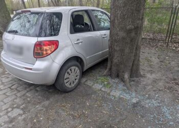 Zniszczył dwa auta przy milickim dworcu. 27-latek usłyszał zarzuty