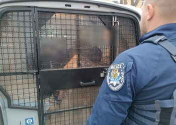 Zniszczył dwa auta przy milickim dworcu. 27-latek usłyszał zarzuty