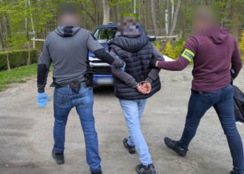 Wybił szybę w szkole. 37-latek usłyszał zarzut