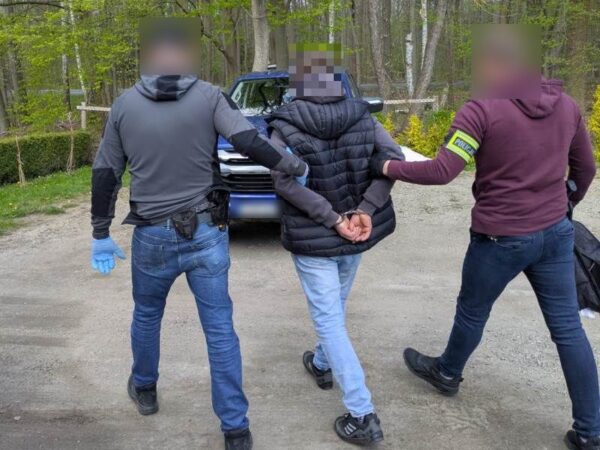 Wybił szybę w szkole. 37-latek usłyszał zarzut