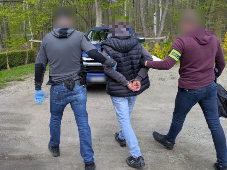 Wybił szybę w szkole. 37-latek usłyszał zarzut