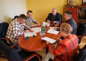 Nowy etap dla Urzędu Gminy Krośnice. Podpisano umowę na termomodernizację