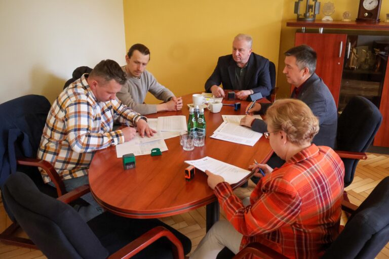 Nowy etap dla Urzędu Gminy Krośnice. Podpisano umowę na termomodernizację