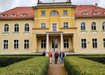 Nowy etap dla Urzędu Gminy Krośnice. Podpisano umowę na termomodernizację