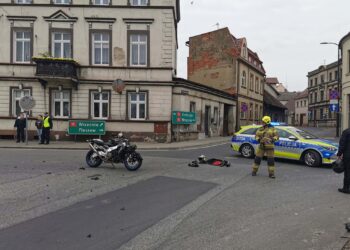 Zderzenie motocykla z BMW w Koźminie. Jedna osoba trafiła do szpitala