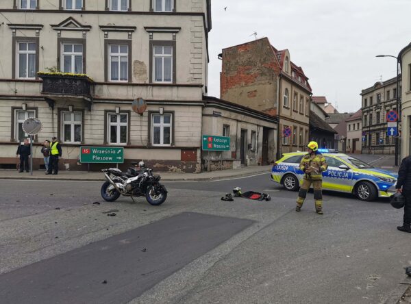 Zderzenie motocykla z BMW w Koźminie. Jedna osoba trafiła do szpitala