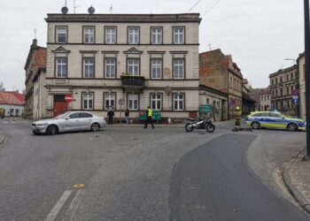Zderzenie motocykla z BMW w Koźminie. Jedna osoba trafiła do szpitala