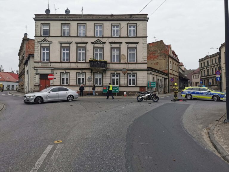 Zderzenie motocykla z BMW w Koźminie. Jedna osoba trafiła do szpitala