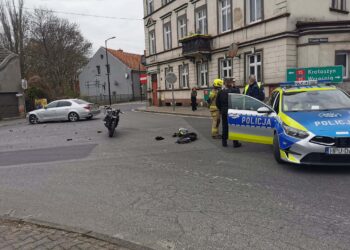 Zderzenie motocykla z BMW w Koźminie. Jedna osoba trafiła do szpitala