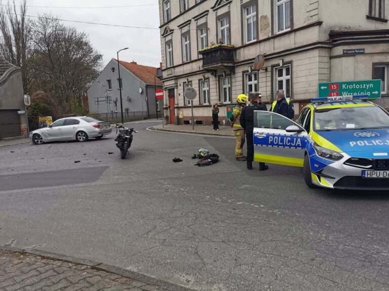 Zderzenie motocykla z BMW w Koźminie. Jedna osoba trafiła do szpitala