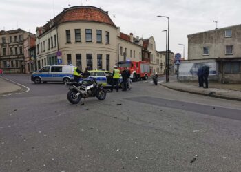 Zderzenie motocykla z BMW w Koźminie. Jedna osoba trafiła do szpitala