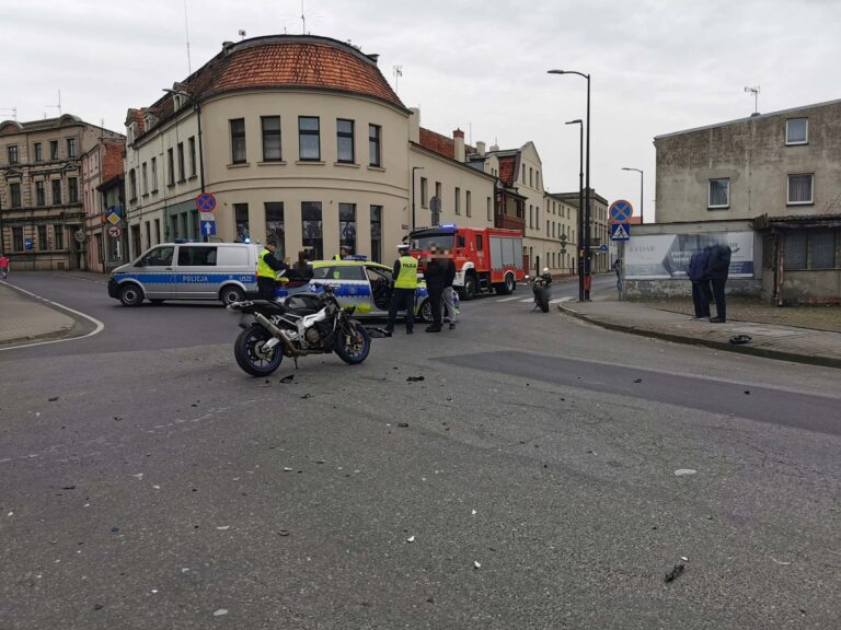Zderzenie motocykla z BMW w Koźminie. Jedna osoba trafiła do szpitala