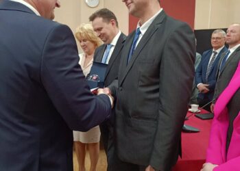 Zasłużeni i Honorowy Obywatel wyróżnieni. Wyjątkowa sesja w Kobylinie