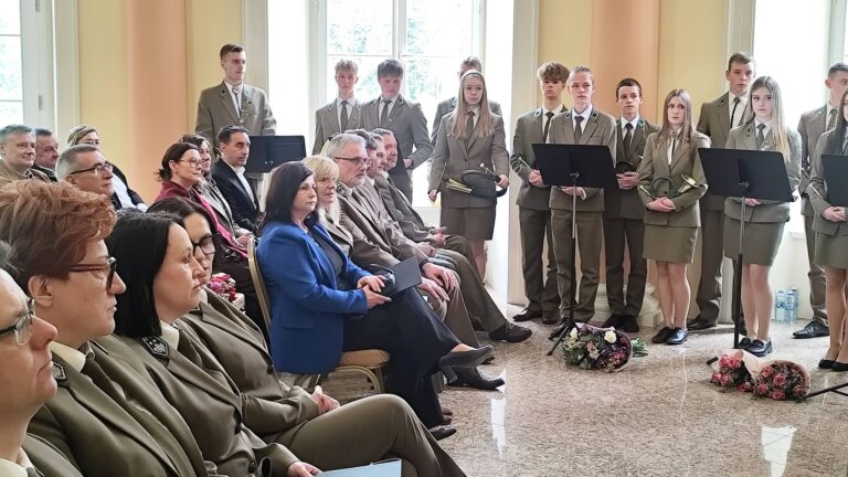Maturzyści pożegnali szkoły