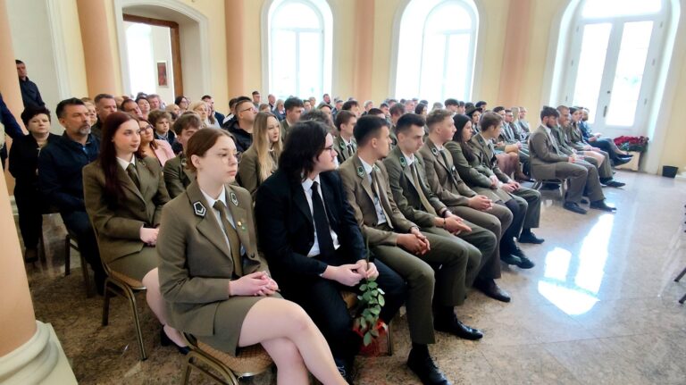 Maturzyści pożegnali szkoły