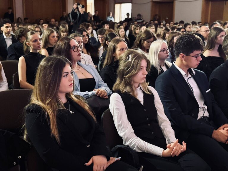 Maturzyści pożegnali szkoły