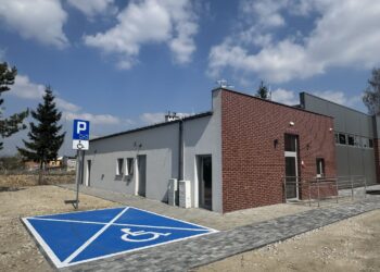 Nowa remiza OSP w Rozdrażewie gotowa. Strażacy zyskali nowoczesny garaż i zaplecze