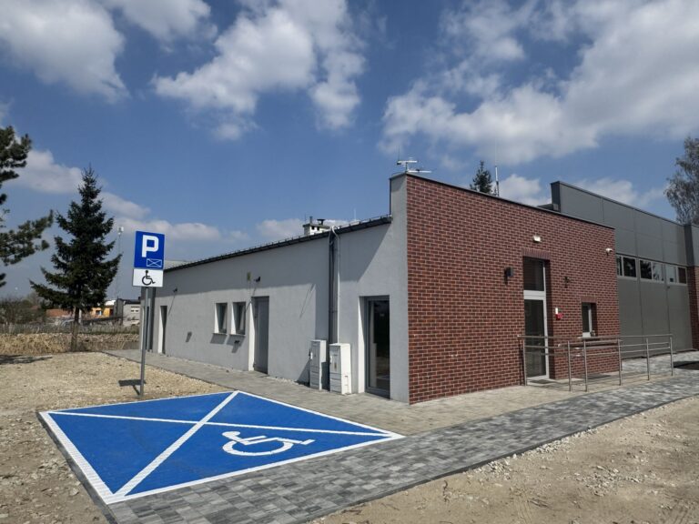 Nowa remiza OSP w Rozdrażewie gotowa. Strażacy zyskali nowoczesny garaż i zaplecze