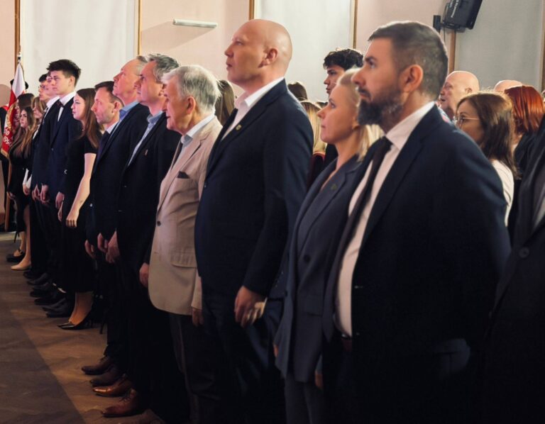 Maturzyści pożegnali szkoły