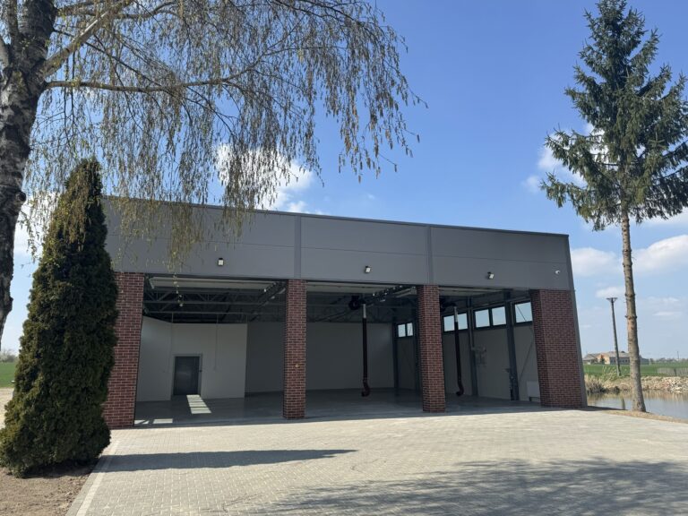 Nowa remiza OSP w Rozdrażewie gotowa. Strażacy zyskali nowoczesny garaż i zaplecze