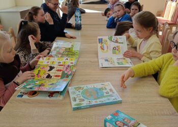 Interaktywne czytanie i papierowe motyle w Potaszni