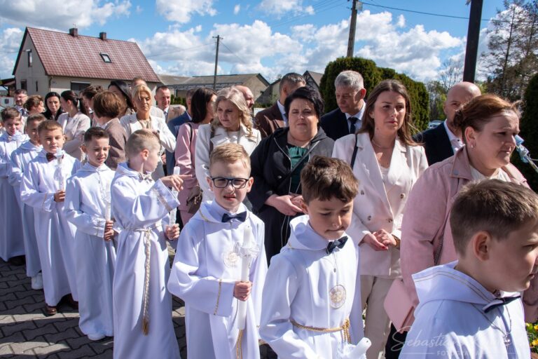 Wyjątkowy dzień w Biadkach. Dzieci przystąpiły do I Komunii Świętej