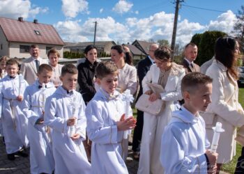 Wyjątkowy dzień w Biadkach. Dzieci przystąpiły do I Komunii Świętej