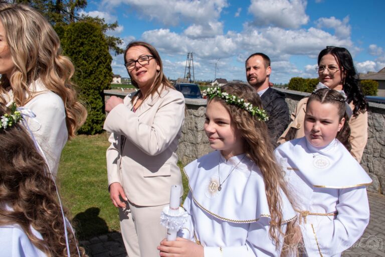 Wyjątkowy dzień w Biadkach. Dzieci przystąpiły do I Komunii Świętej