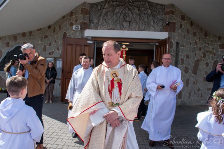 Wyjątkowy dzień w Biadkach. Dzieci przystąpiły do I Komunii Świętej